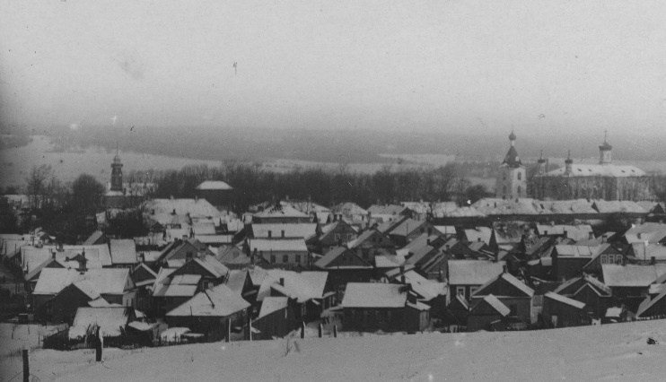 Вид пожарной каланчи на фотографии (слева)