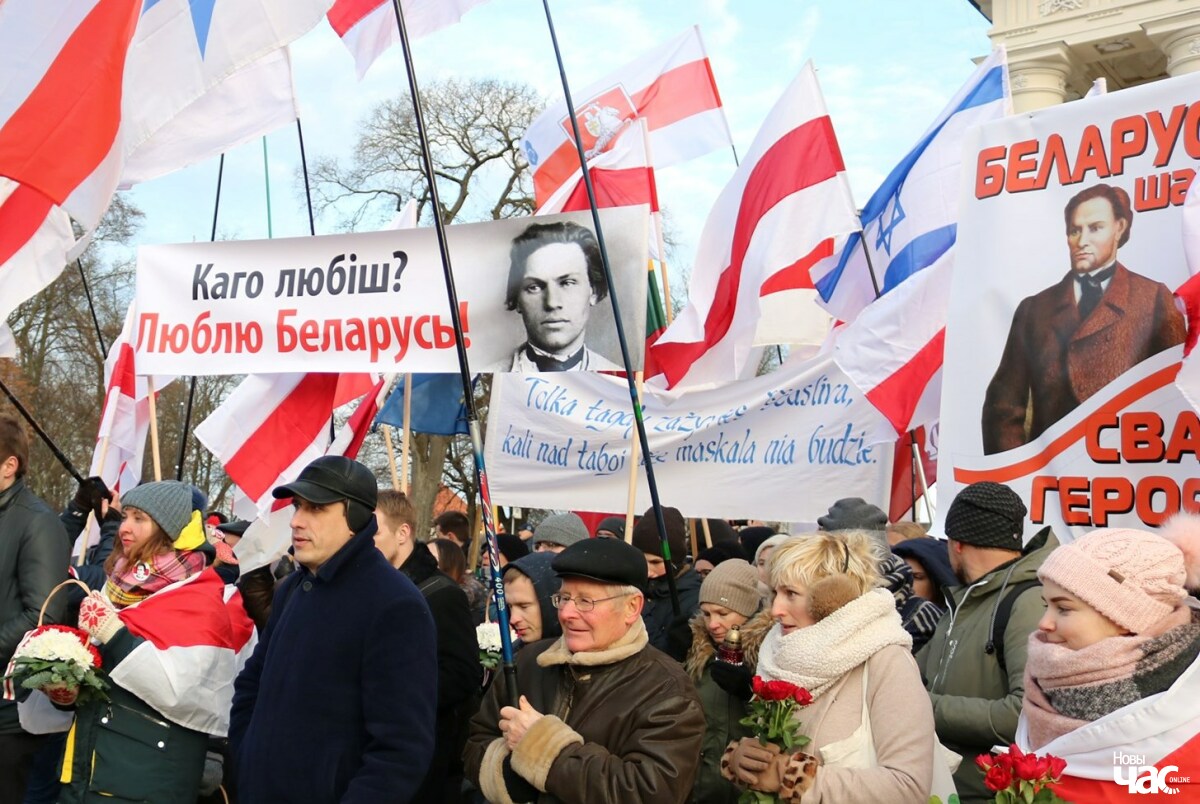 22.11.2019. Вільня. Ля могілак Росы. На пярэднім плане ў паліто - Павел Севярынец