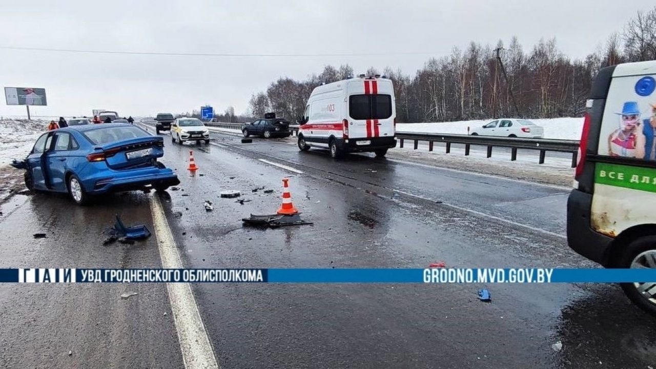 Девушка остановилась на крайней левой полосе. Итог — три разбитых  автомобиля — Газета Слонімская