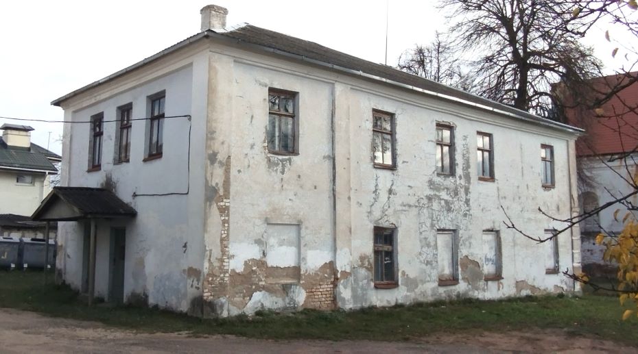 Кто желает приобрести двухэтажку в самом центре Слонима за 120 рублей?