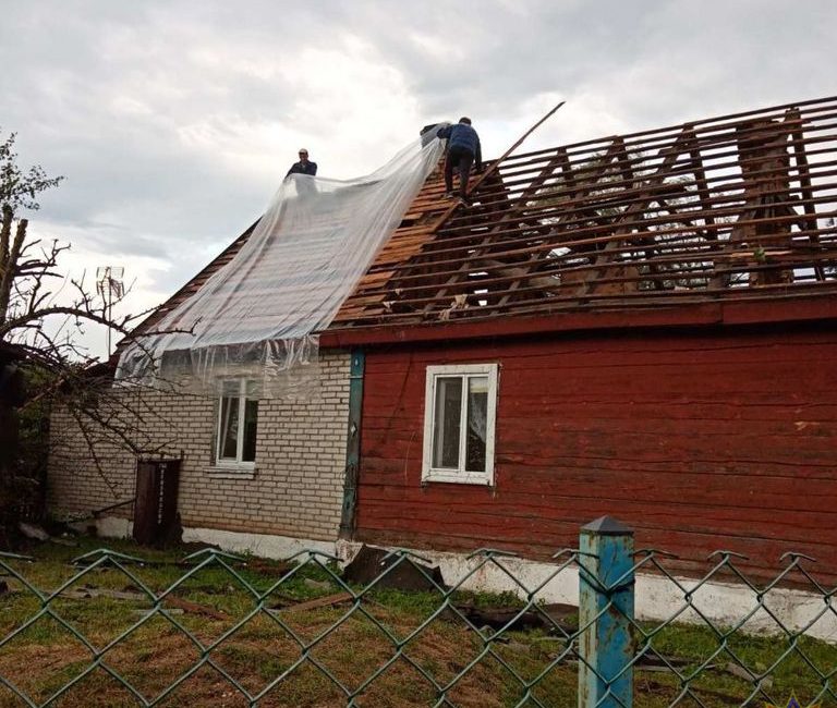 В Зельвенском и Слонимском районах из-за стихии повреждены кровли 47 частных жилых домов и 23 строений