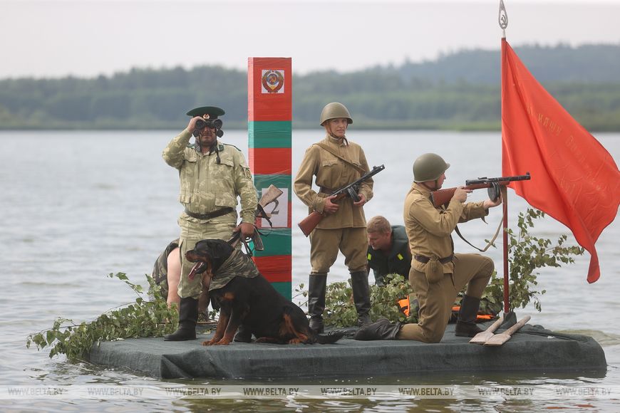В конкурсе «Плавание на чем попало» слонимчане показали тему геноцида белорусского народа в годы войны